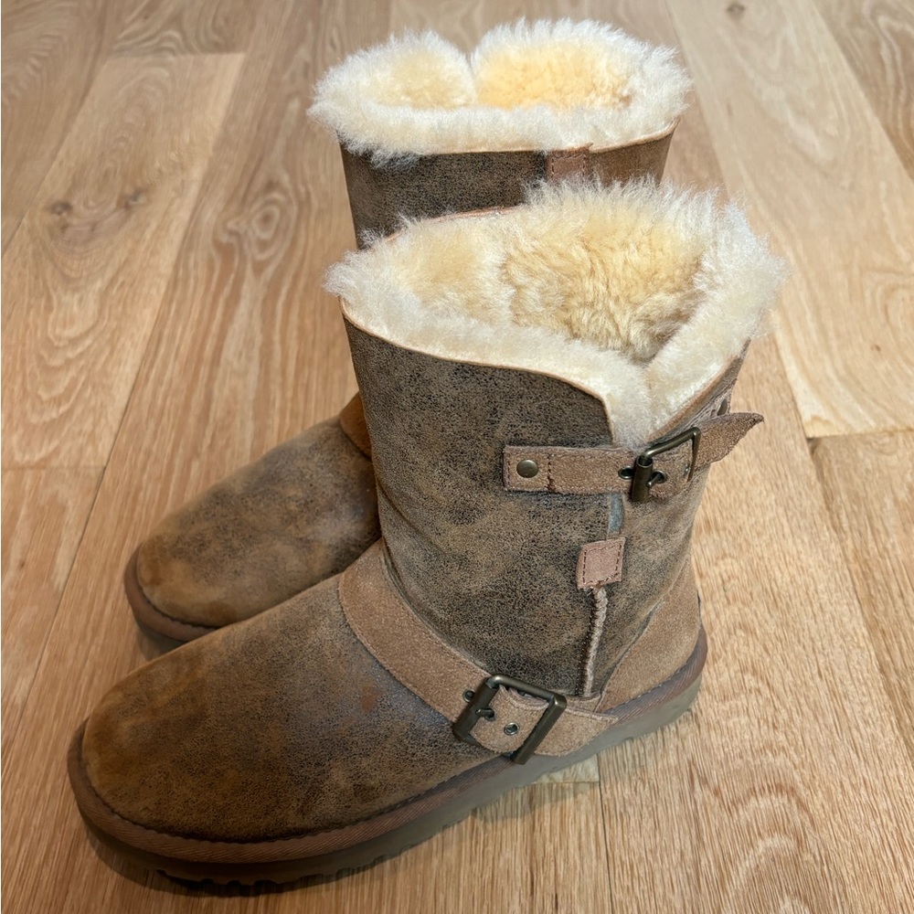 UGG Short Dylyn Boot - Picture 2 of 11